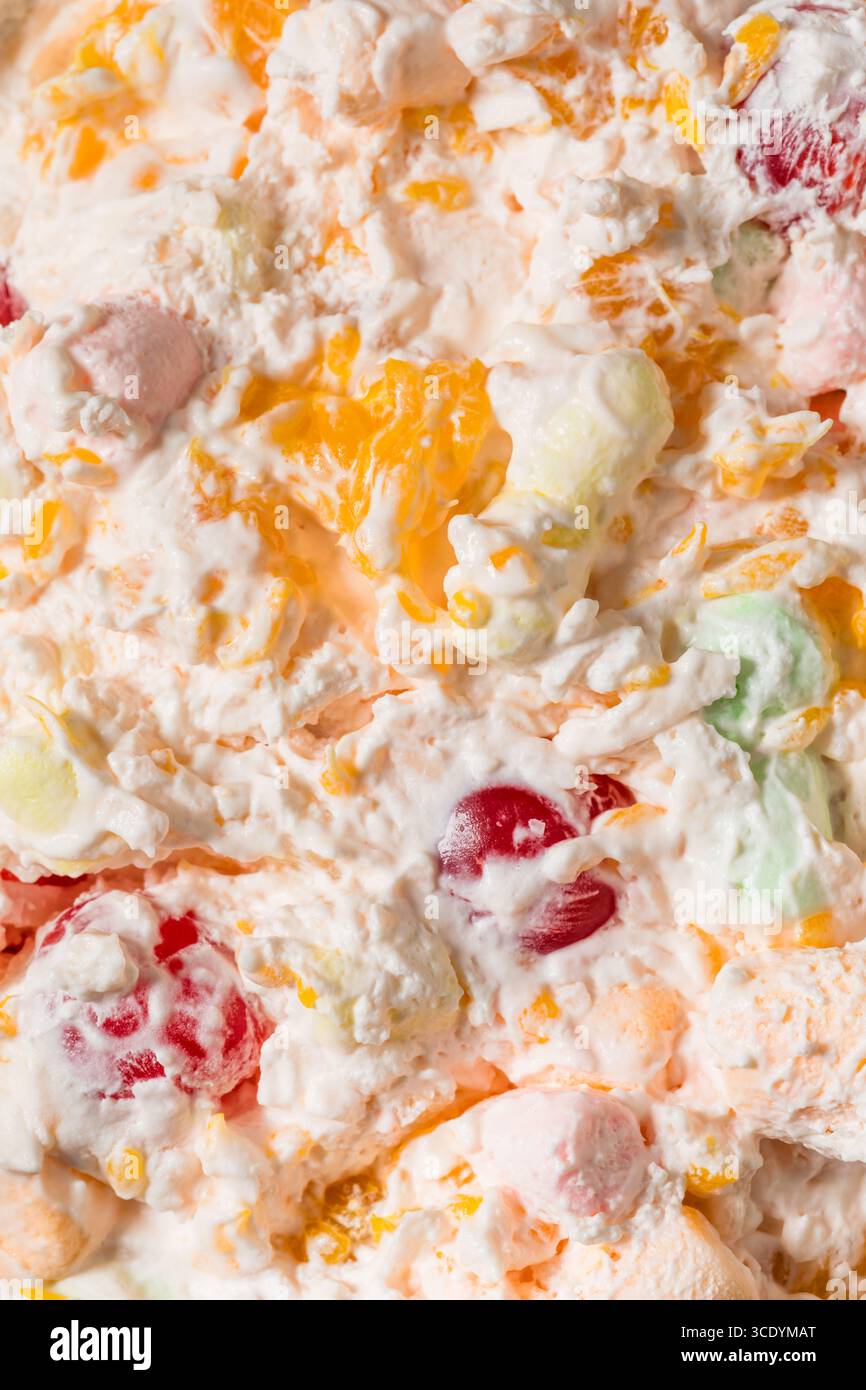 Hausgemachter süßer Ambrosia-Fruchtsalat mit Schlagsahne und Marshmallows Stockfoto