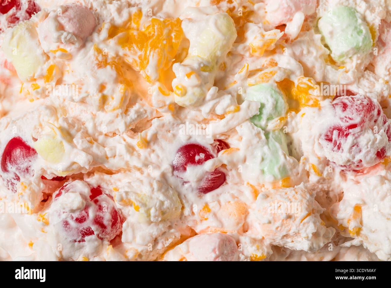 Hausgemachter süßer Ambrosia-Fruchtsalat mit Schlagsahne und Marshmallows Stockfoto