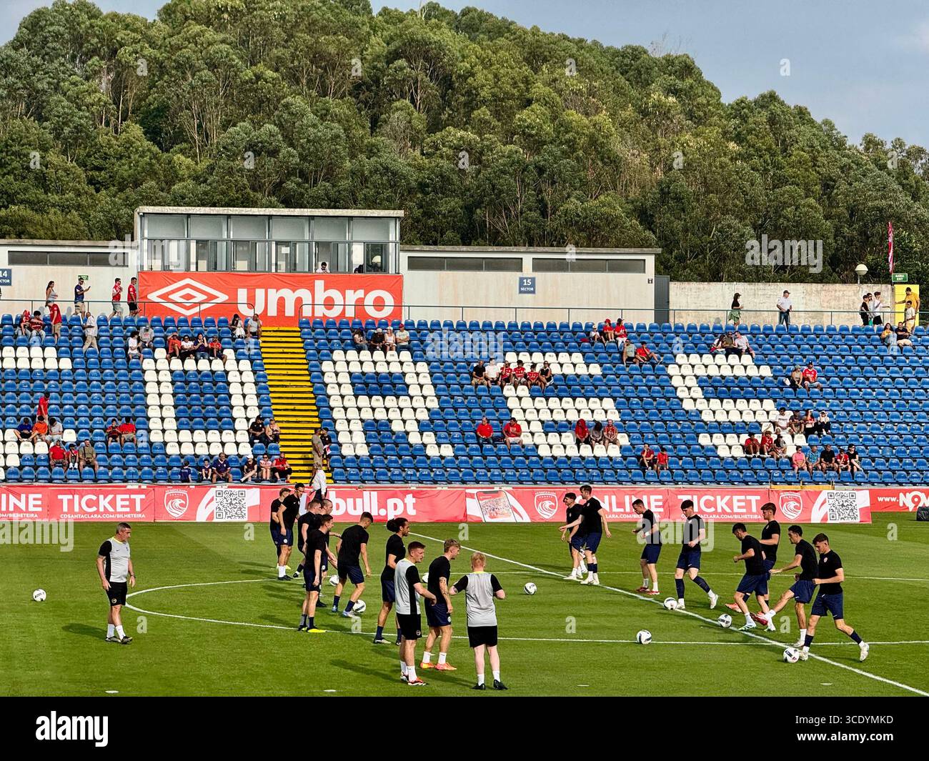 Fußballspiel in der dritten Qualifikationsrunde der UEFA Europa Conference League zwischen Santa Clara und Larne - Smartphone-aufgenommenes Stockfoto