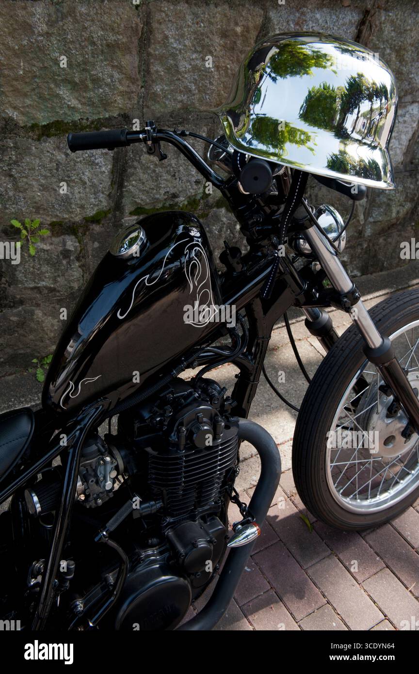 Japanisches Motorrad im Chopper-Stil in perfektem Zustand mit einem glänzenden Chromhelm aus dem Zweiten Weltkrieg am Lenker, Kyoto, Japan. Stockfoto