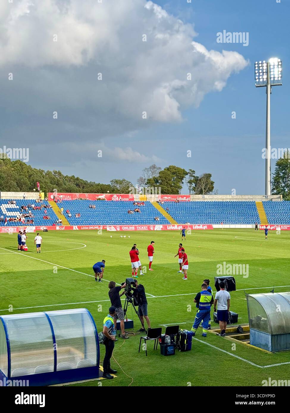 Fußballspiel in der dritten Qualifikationsrunde der UEFA Europa Conference League zwischen Santa Clara und Larne - Smartphone-aufgenommenes Stockfoto