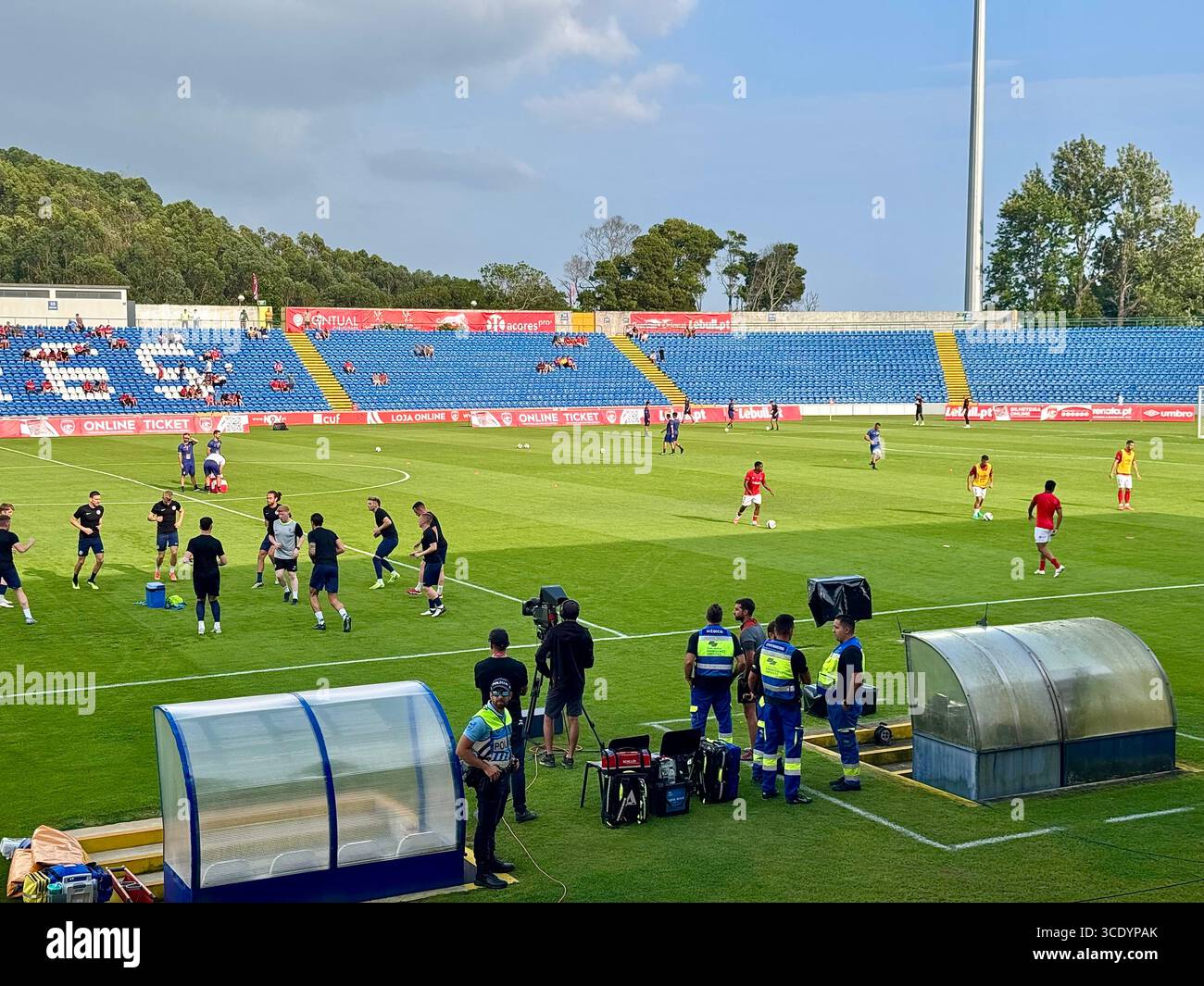 Fußballspiel in der dritten Qualifikationsrunde der UEFA Europa Conference League zwischen Santa Clara und Larne - Smartphone-aufgenommenes Stockfoto