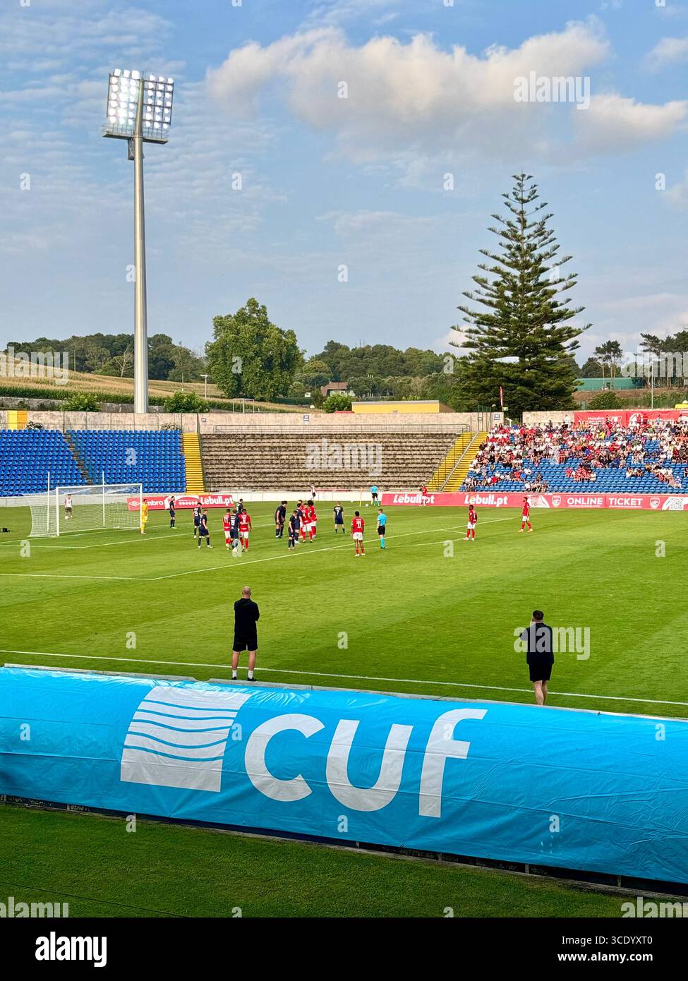 Fußballspiel in der dritten Qualifikationsrunde der UEFA Europa Conference League zwischen Santa Clara und Larne - Smartphone-aufgenommenes Stockfoto