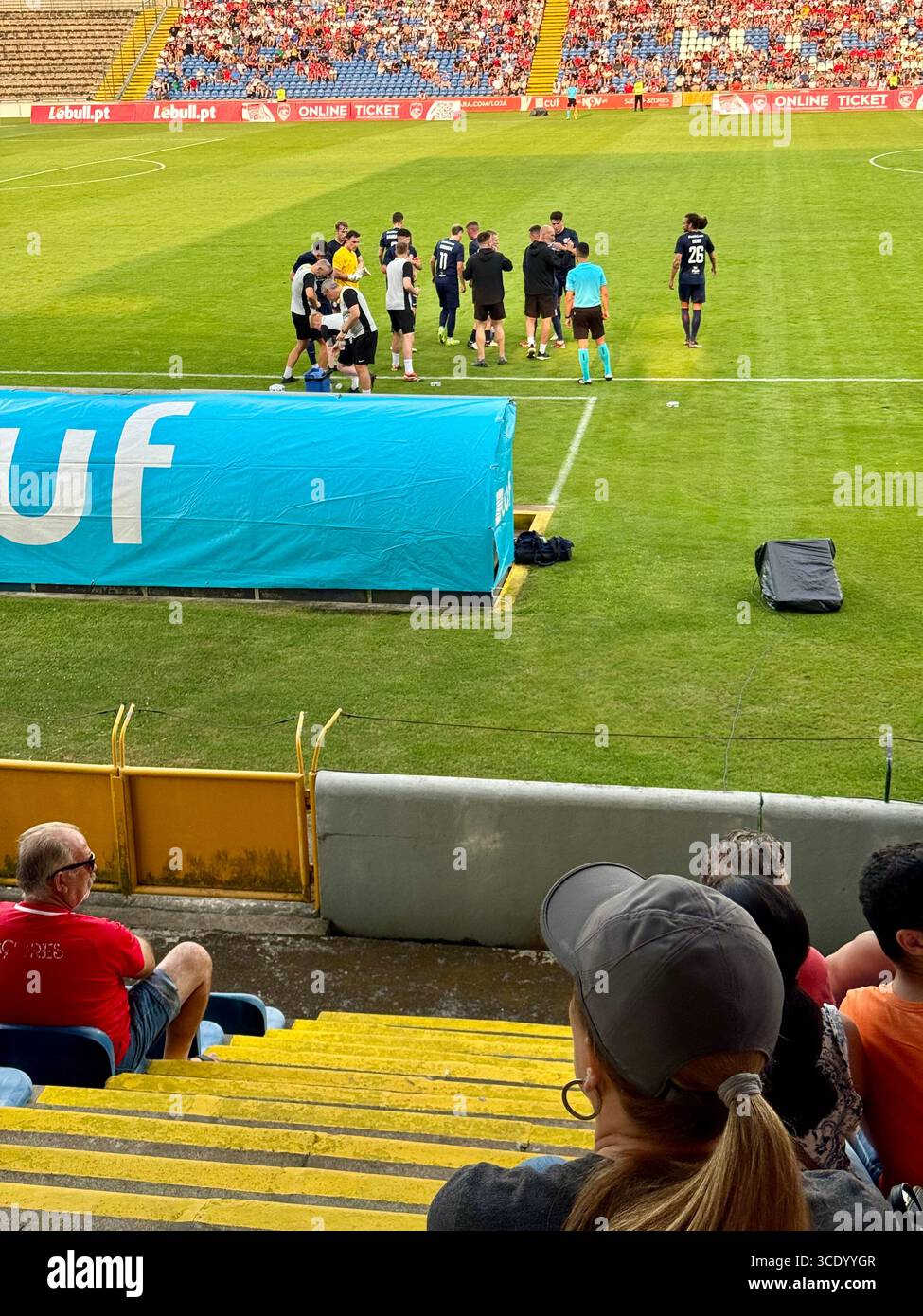 Fußballspiel in der dritten Qualifikationsrunde der UEFA Europa Conference League zwischen Santa Clara und Larne - Smartphone-aufgenommenes Stockfoto