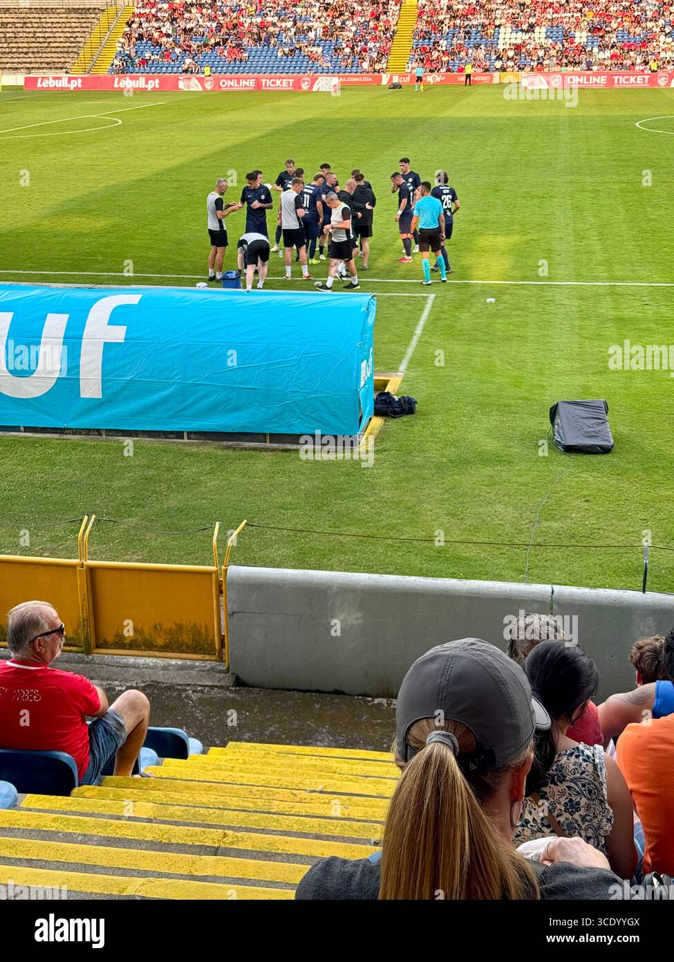 Fußballspiel in der dritten Qualifikationsrunde der UEFA Europa Conference League zwischen Santa Clara und Larne - Smartphone-aufgenommenes Stockfoto