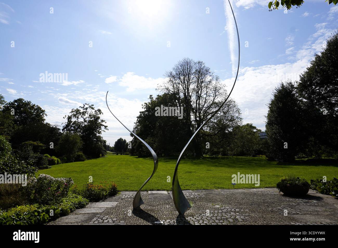 Hommage an Karl Foerster ist eine moderne Stahlskulptur von Christian Roehl auf der Freundschaftsinsel Potsdam, Brandenburg Stockfoto
