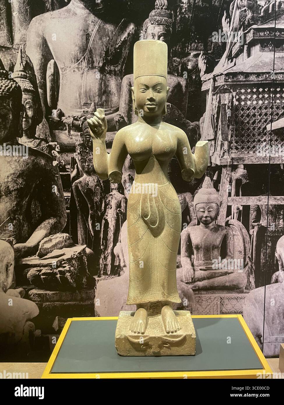 Antike südostasiatische Kunst: Khmer Stone Statue von Durga aus Kambodscha Stockfoto