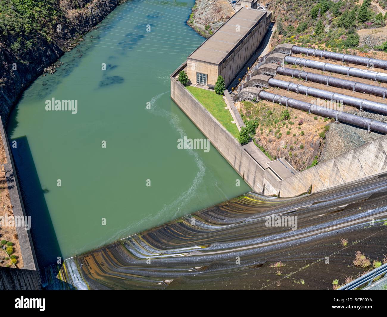 Blick nach unten auf den Überlauf und das Wasserkraftwerk am Shasta Dam, Kalifornien, USA Stockfoto