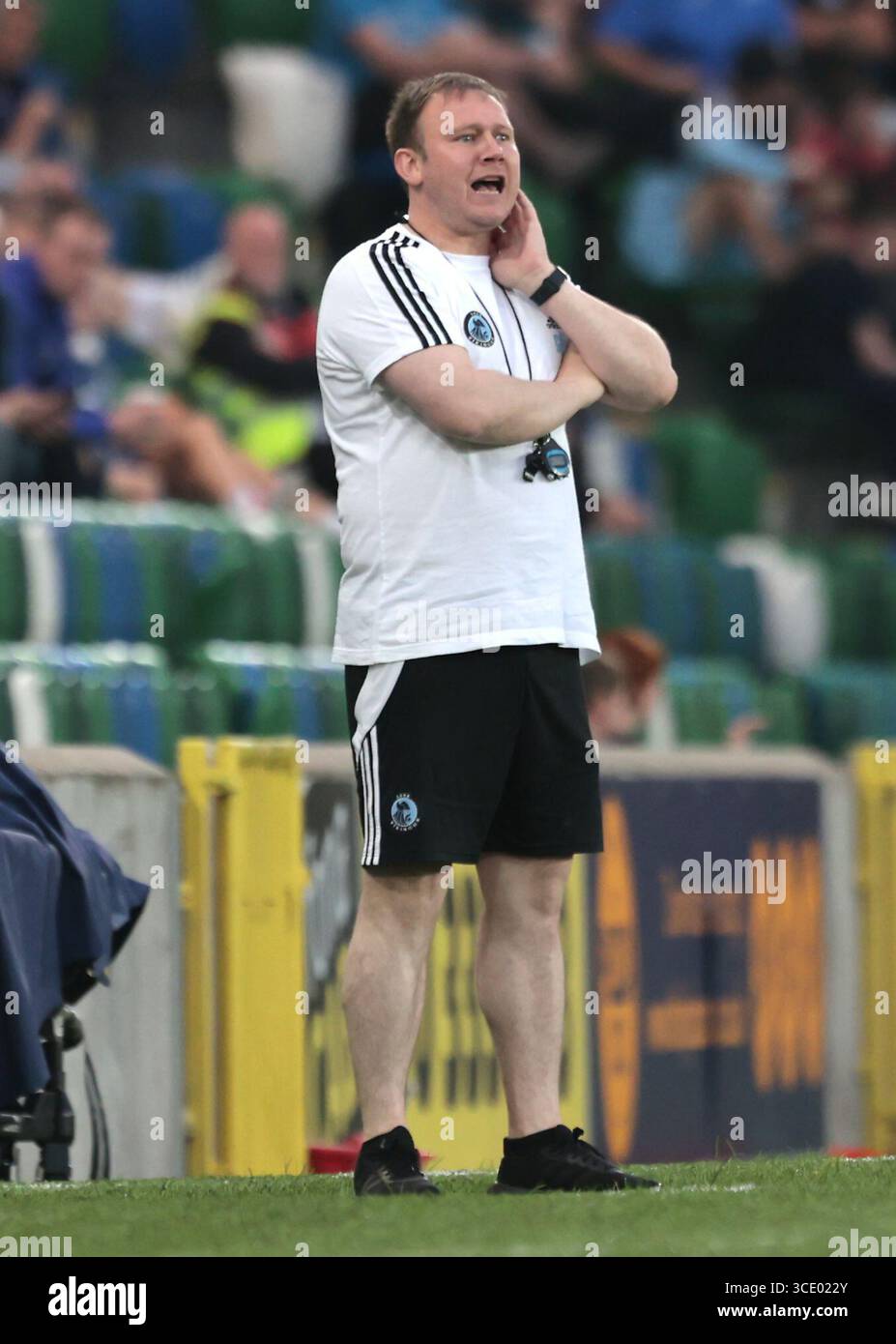 Vikingur-Cheftrainer Johan Poulsen während der UEFA Conference League, dritte Qualifikationsrunde, zweites Legspiel in Windsor Park, Belfast. Bilddatum: Donnerstag, 14. August 2025. Stockfoto