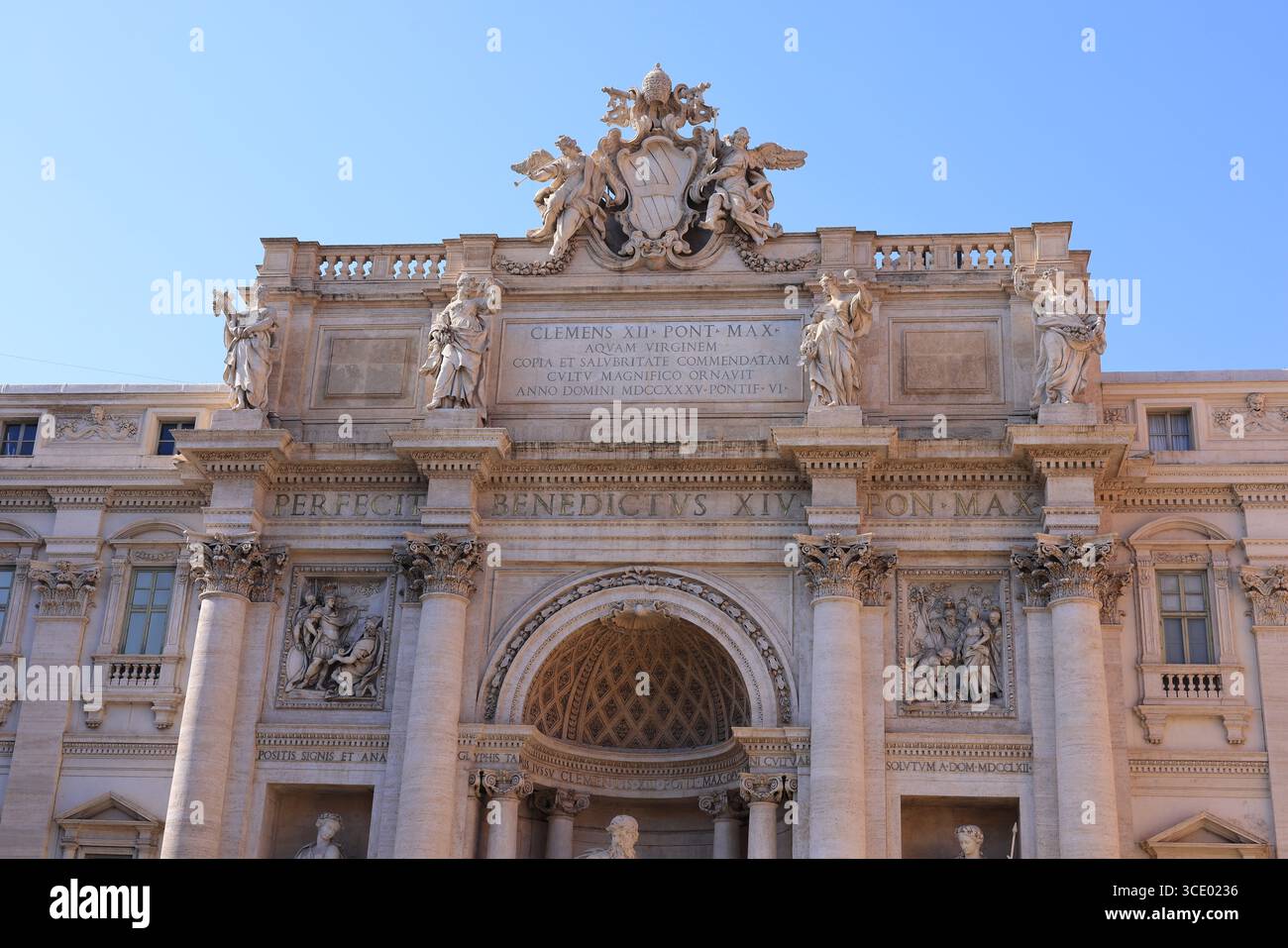 Der Trevi-Brunnen in Rom, Italien, unter einem hellen, klaren blauen Himmel. Stockfoto