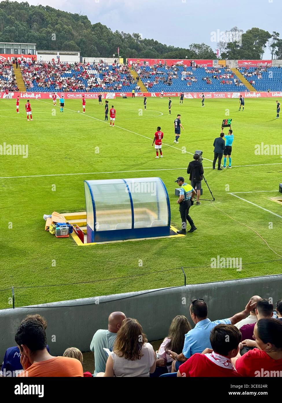 Fußballspiel in der dritten Qualifikationsrunde der UEFA Europa Conference League zwischen Santa Clara und Larne - Smartphone-aufgenommenes Stockfoto