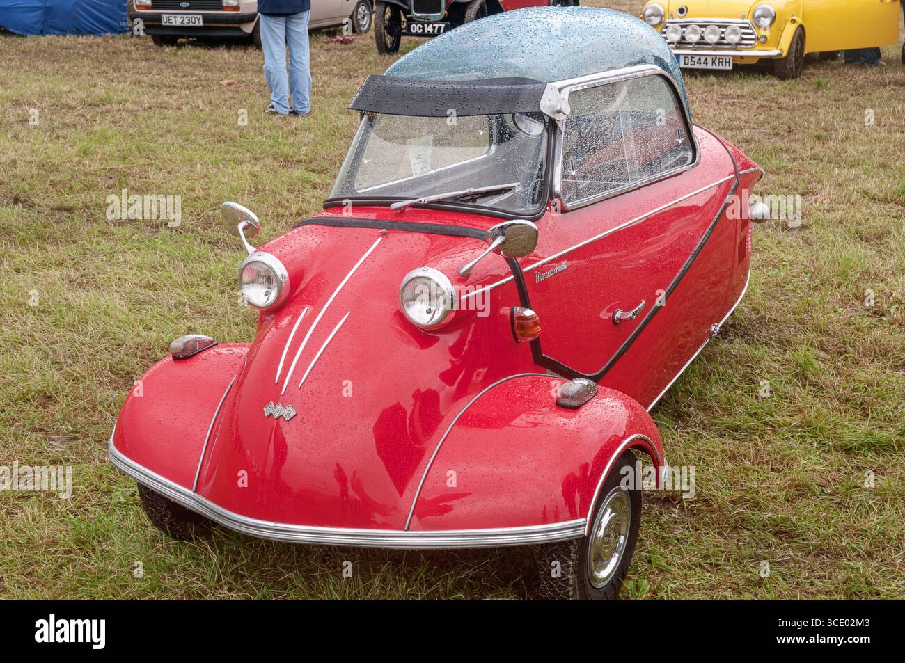Ein rotes dreirädriges FMR Messerschmitt-Auto auf der Ackworth Steam and Historical Vehicle Show in Yorkshire England Stockfoto
