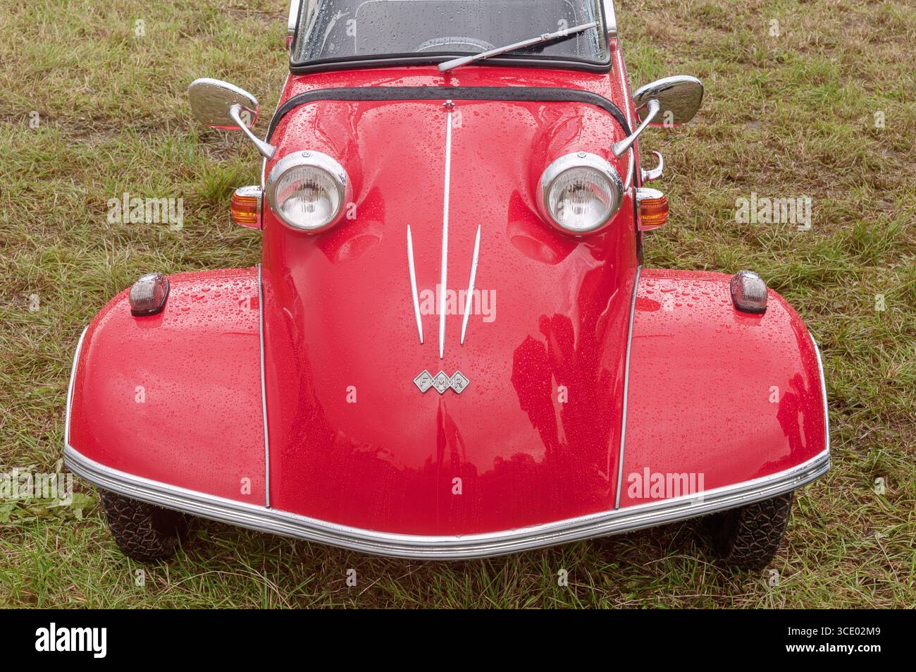 Ein rotes dreirädriges FMR Messerschmitt-Auto auf der Ackworth Steam and Historical Vehicle Show in Yorkshire England Stockfoto