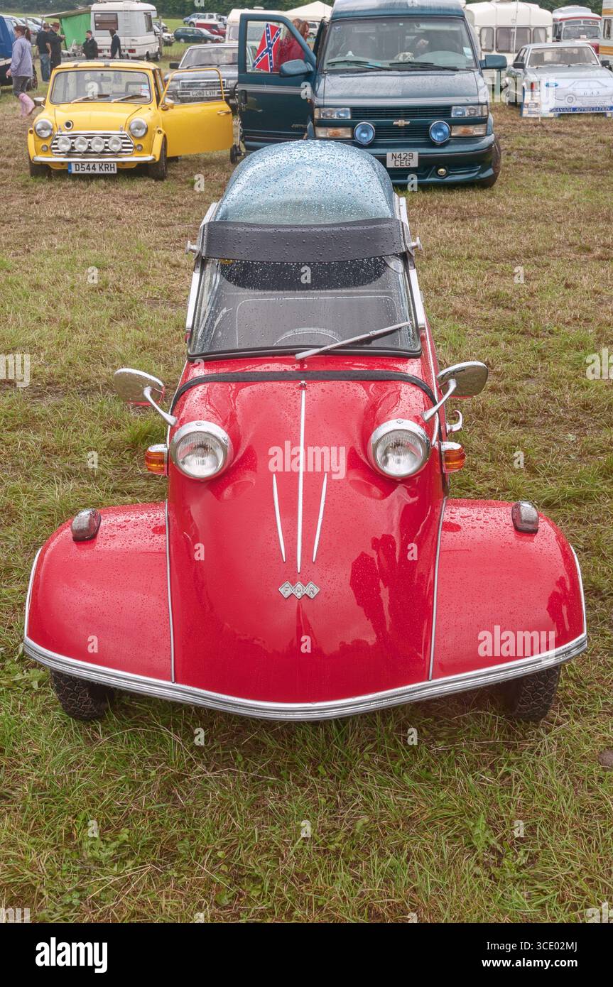 Ein rotes dreirädriges FMR Messerschmitt-Auto auf der Ackworth Steam and Historical Vehicle Show in Yorkshire England Stockfoto