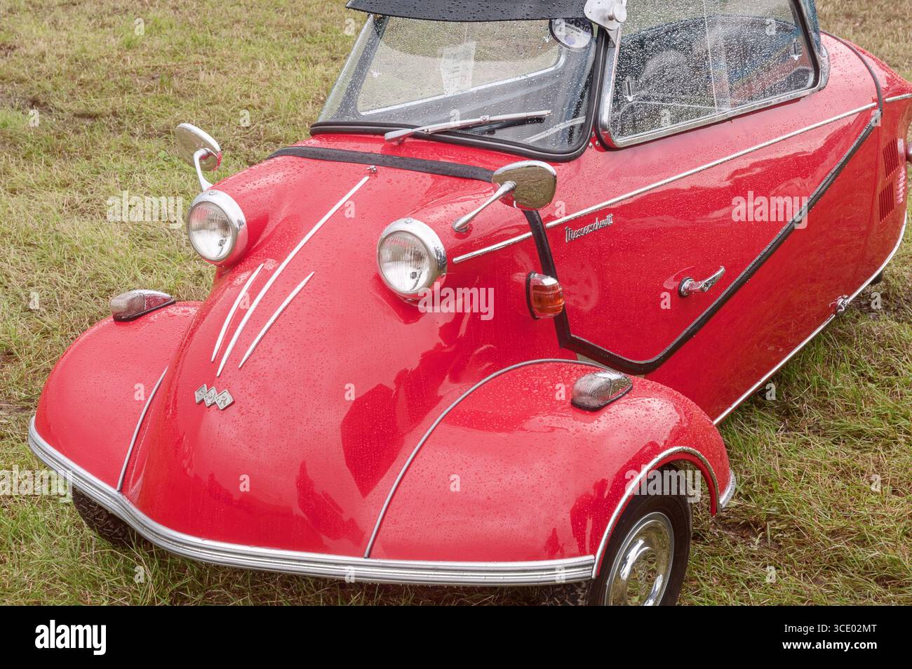 Ein rotes dreirädriges FMR Messerschmitt-Auto auf der Ackworth Steam and Historical Vehicle Show in Yorkshire England Stockfoto