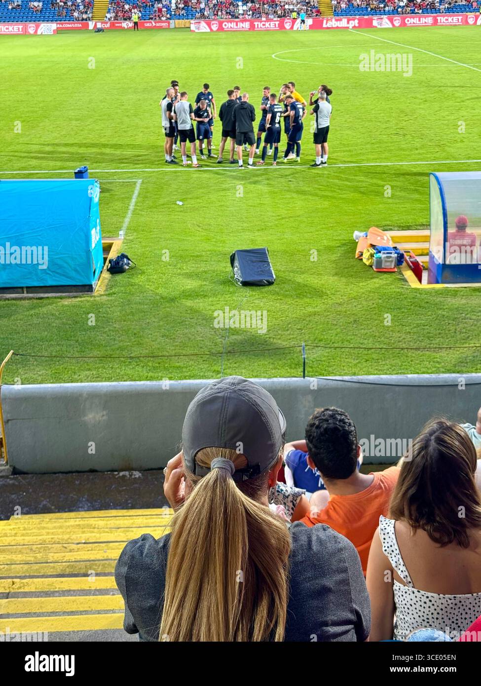 Fußballspiel in der dritten Qualifikationsrunde der UEFA Europa Conference League zwischen Santa Clara und Larne - Smartphone-aufgenommenes Stockfoto