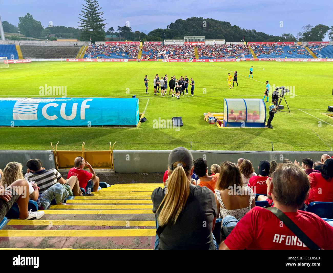 Fußballspiel in der dritten Qualifikationsrunde der UEFA Europa Conference League zwischen Santa Clara und Larne - Smartphone-aufgenommenes Stockfoto