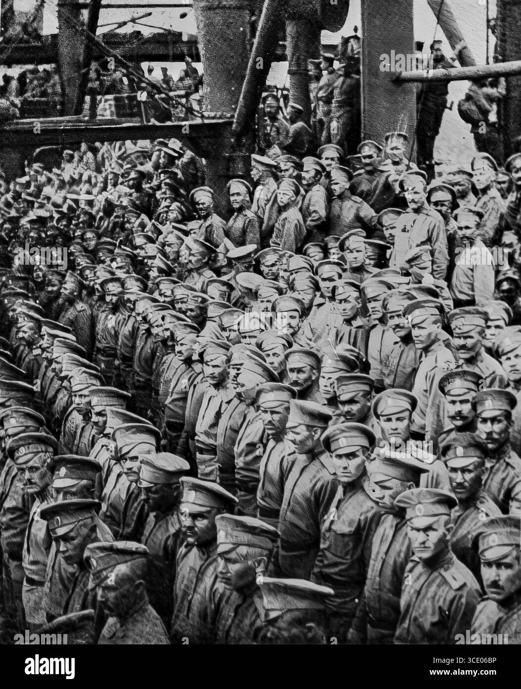 Foto aus L’Illustration, 29. April 1916, das russische Soldaten zeigt, die bei der Ankunft in Marseille während des Ersten Weltkriegs in Formation auf dem Deck des Himalaya stehen. Die Männer tragen traditionelle russische Uniformen und Kappen und sind Teil des ersten Kontingents, das den Alliierten an der Westfront zur Hilfe geschickt wurde, was das Ausmaß und die Vielfalt der alliierten Koalition unterstreicht. Stockfoto