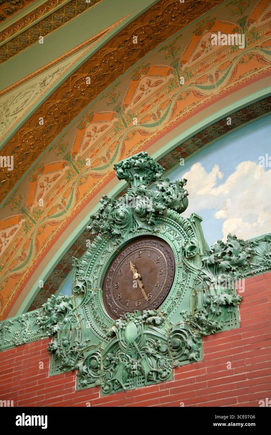 Innenansicht der dekorativen Uhr und der Architektur des historischen National Farmers Bank-Gebäudes von Louis Sullivan Stockfoto