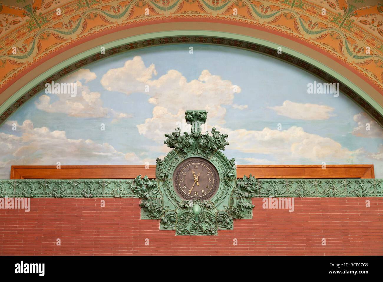 Innenansicht der dekorativen Uhr und der Architektur des historischen National Farmers Bank-Gebäudes von Louis Sullivan Stockfoto