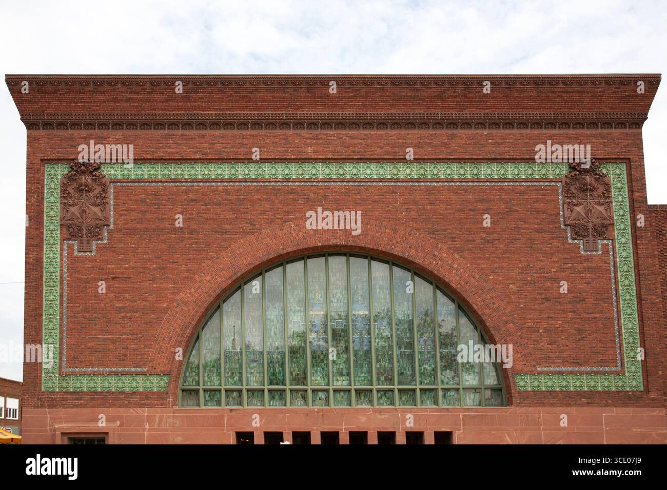 Außenansicht des markanten Bogens und der Fliesen im historischen Gebäude der National Farmers Bank von Louis Sullivan in Owatonna Stockfoto