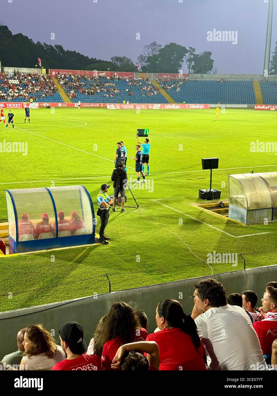 Fußballspiel in der dritten Qualifikationsrunde der UEFA Europa Conference League zwischen Santa Clara und Larne - Smartphone-aufgenommenes Stockfoto
