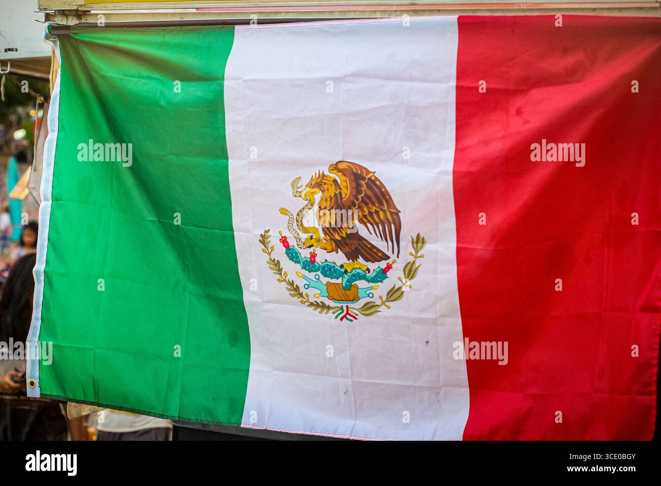 Mexikanische Flagge auf einem Street Food Truck, die den Nationalstolz und die lebhafte Atmosphäre von Märkten und festlichen Feierlichkeiten festlich Stockfoto