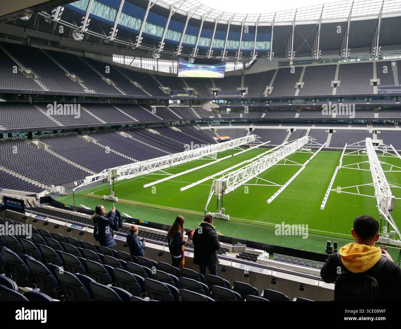 Tottenham Hotspurs White Hart Lane Stadion mit Besuchern auf der Stadiontour. Stockfoto