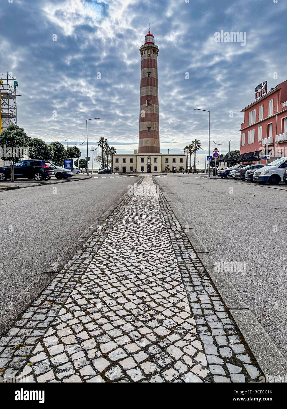 Farol de Barra, Leuchtturm am Strand an der atlantikküste in Costa Nova do Prado, Aveiro, Portugal. Stockfoto