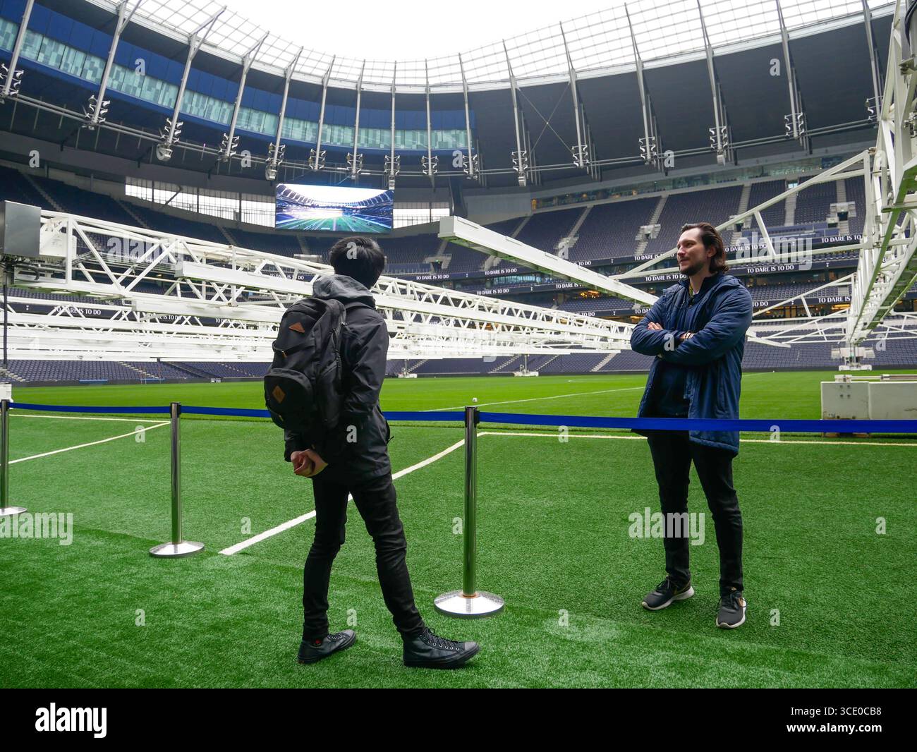 Tottenham Hotspurs White Hart Lane Stadion mit Besuchern auf der Stadiontour. Stockfoto