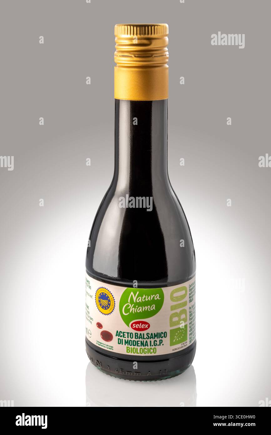 Italien - 14. August 2025: Bio-Balsamico-Essig von Modena g.g.A. in einer Flasche der Marke Selex Stockfoto