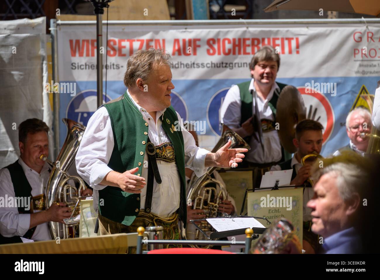 Traditionelle bayerische Oompah Blaskapelle, die am 12. Juli 2025 in München, Bayern, Deutschland, traditionelle deutsche und bayerische lebhafte Musik spielt Stockfoto