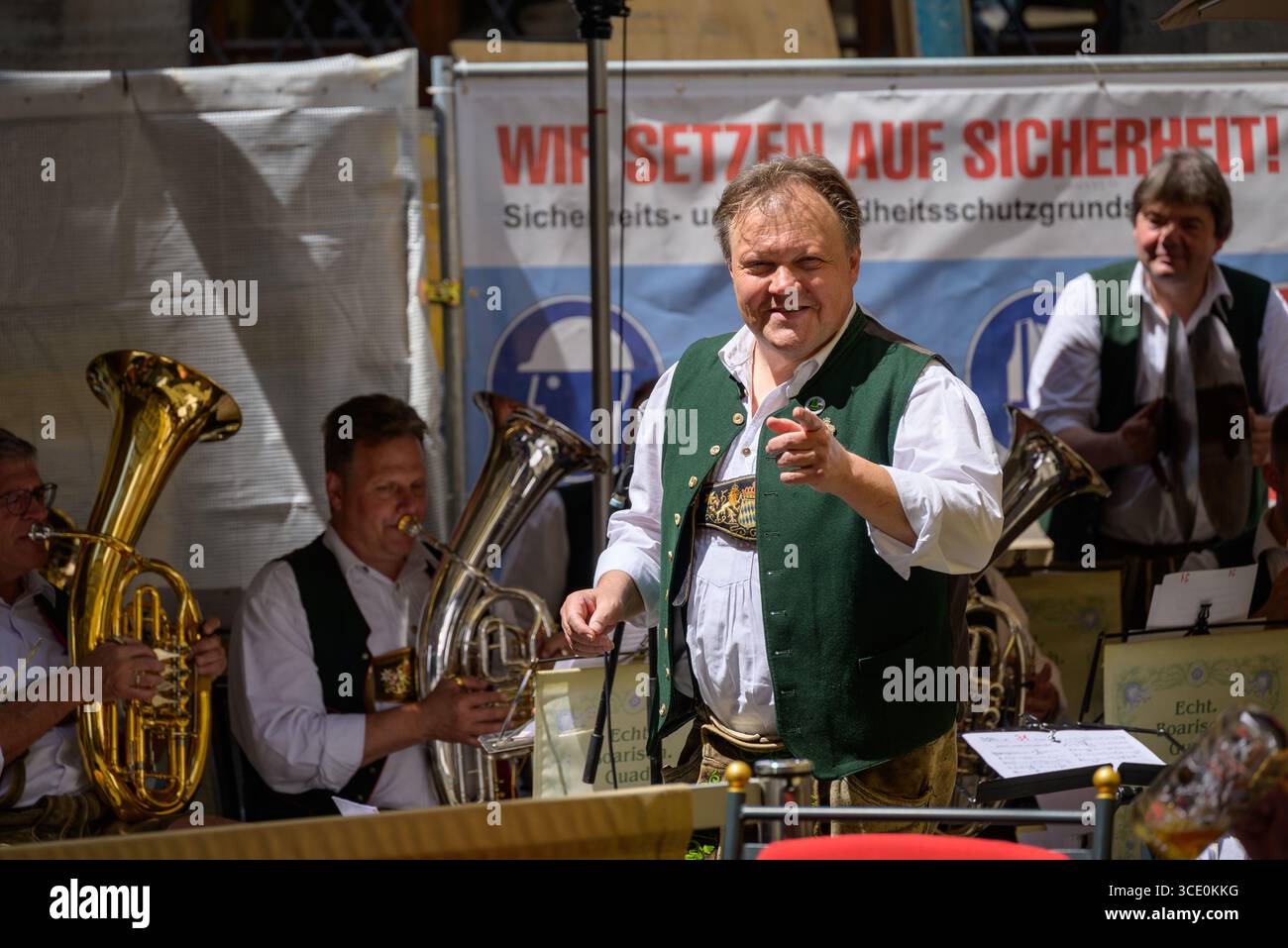 Traditionelle bayerische Oompah Blaskapelle, die am 12. Juli 2025 in München, Bayern, Deutschland, traditionelle deutsche und bayerische lebhafte Musik spielt Stockfoto