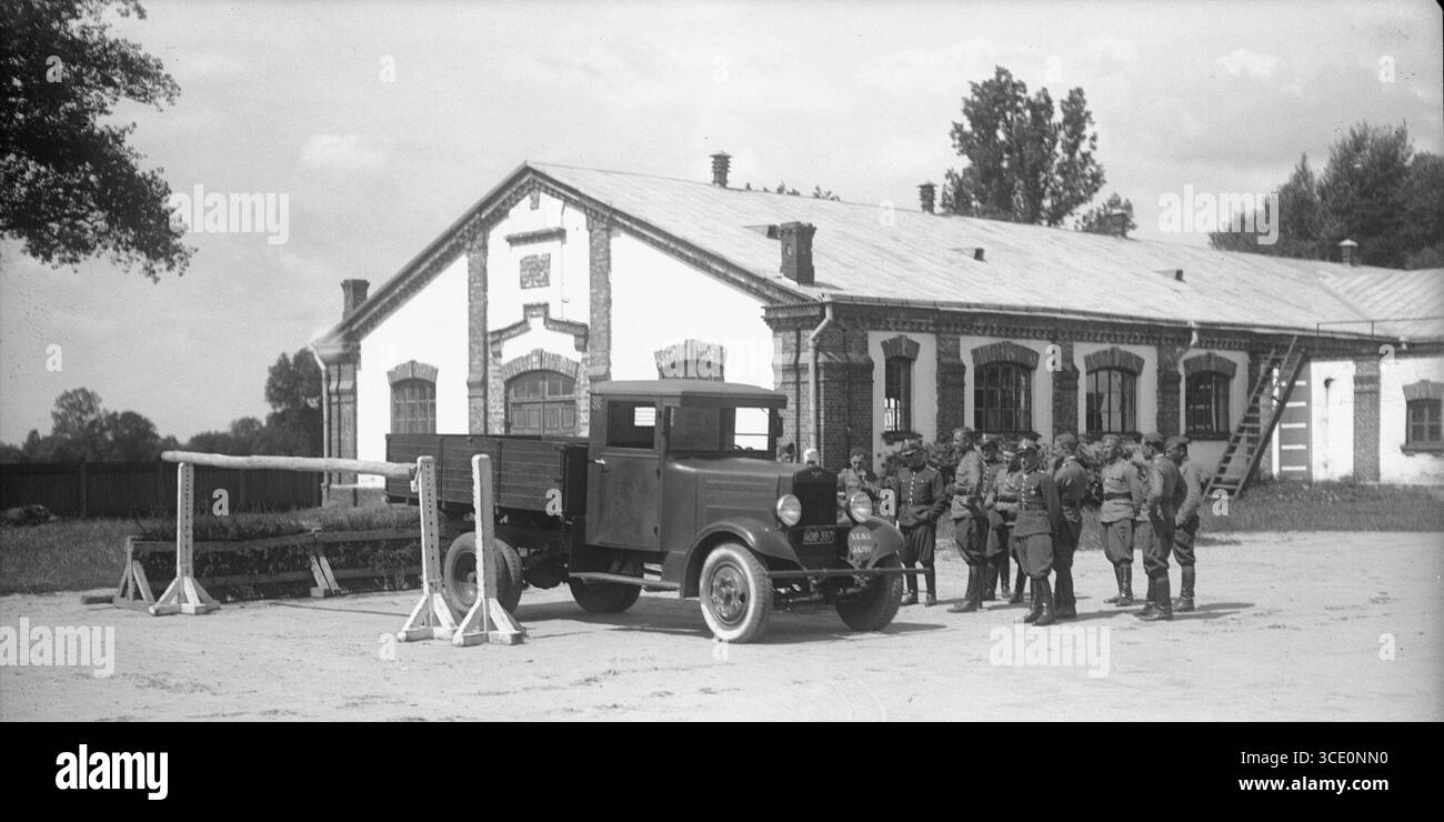 Narcyz Witczak-Witaczyński - Grupa szkolna motocyklowa W koszarach W Garwolinie (107-896-8)(2). Stockfoto