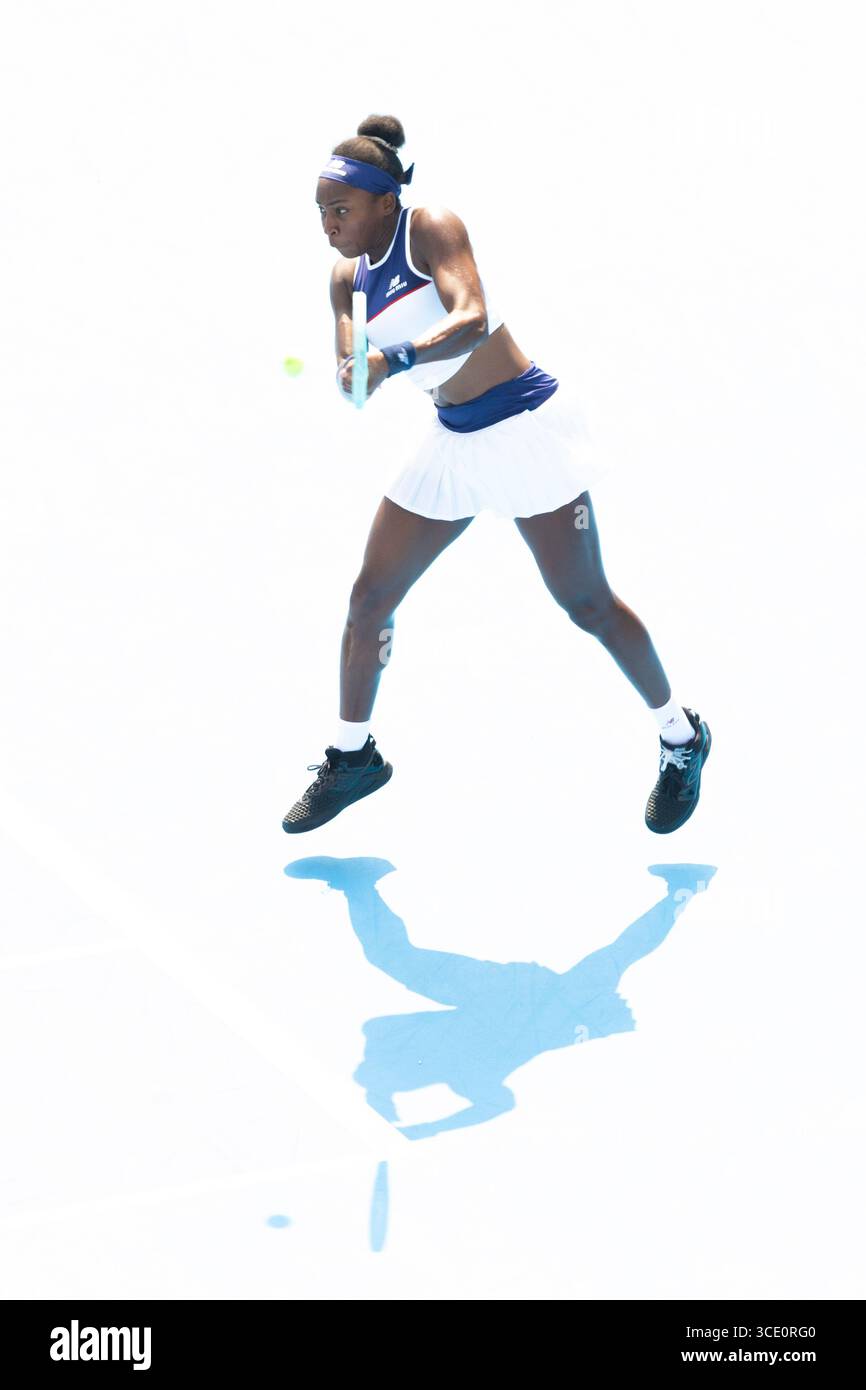 Mason, Ohio, USA. August 2025. Mason, Ohio; Cincinnati Open Tennis Turnier - 2025 08 14 - Coco Gauff spielt einen Ball gegen Lucia Bronzetti. - Foto von Wally Nell/ZUMAPress (Foto: © Wally Nell/ZUMA Press Wire) NUR REDAKTIONELLE VERWENDUNG! Nicht für kommerzielle ZWECKE! Stockfoto