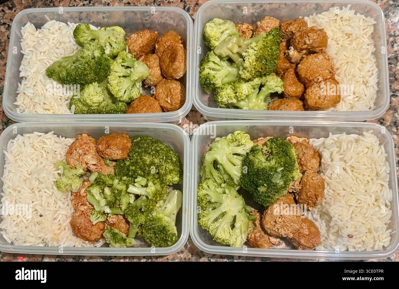 Gesunde Mahlzeit Vorbereitungsbehälter mit Reis, Brokkoli und Huhn für die Woche angeordnet. Stockfoto