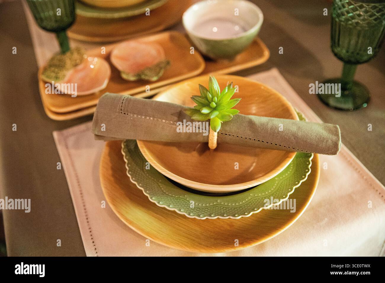 Eleganter Tisch mit saftigem Serviettenring Stockfoto
