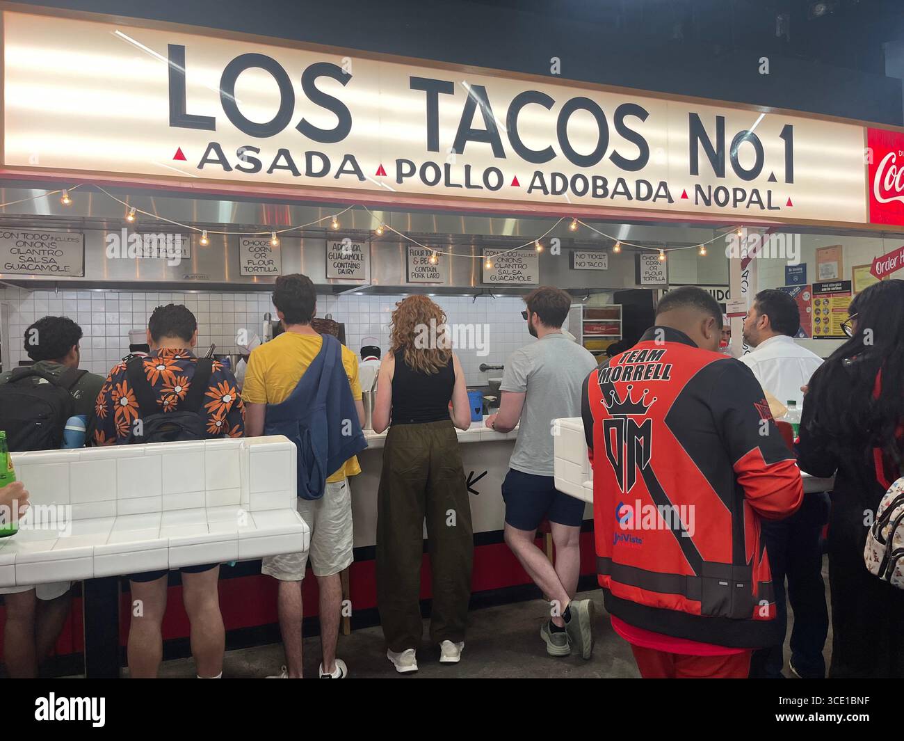Redaktionelles Foto von Los Tacos in New York City. Ein weltberühmtes Taco-Reiseziel mit seiner berühmten Time Square-Lage. - Smartphone-aufgenommenes Stockfoto