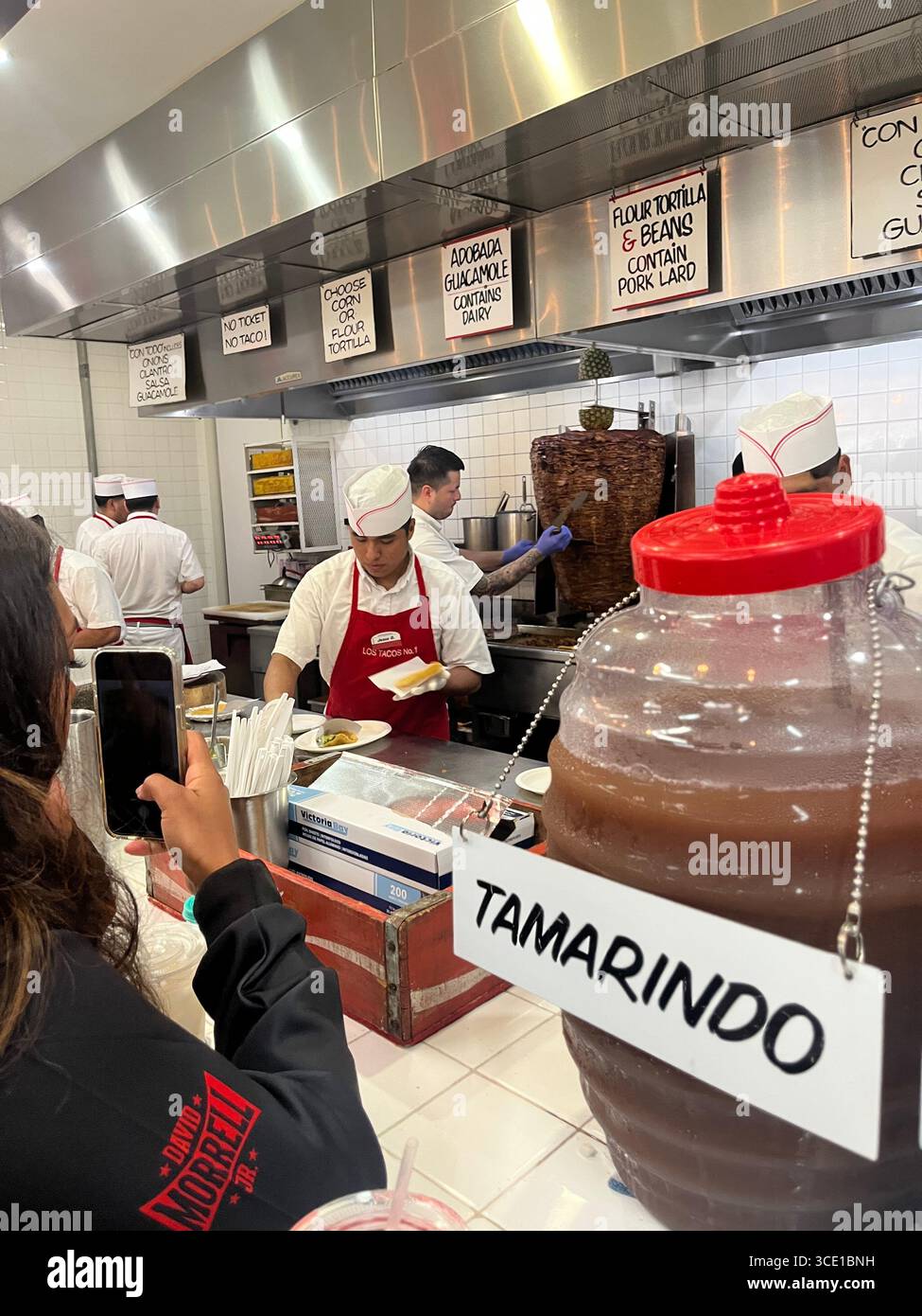 Redaktionelles Foto von Los Tacos in New York City. Ein weltberühmtes Taco-Reiseziel mit seiner berühmten Time Square-Lage. - Smartphone-aufgenommenes Stockfoto