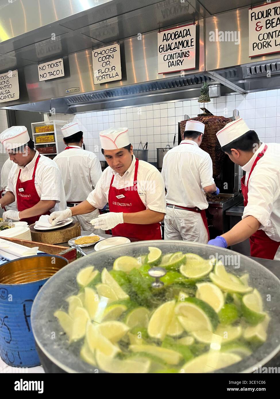 Redaktionelles Foto von Los Tacos in New York City. Ein weltberühmtes Taco-Reiseziel mit seiner berühmten Time Square-Lage. - Smartphone-aufgenommenes Stockfoto