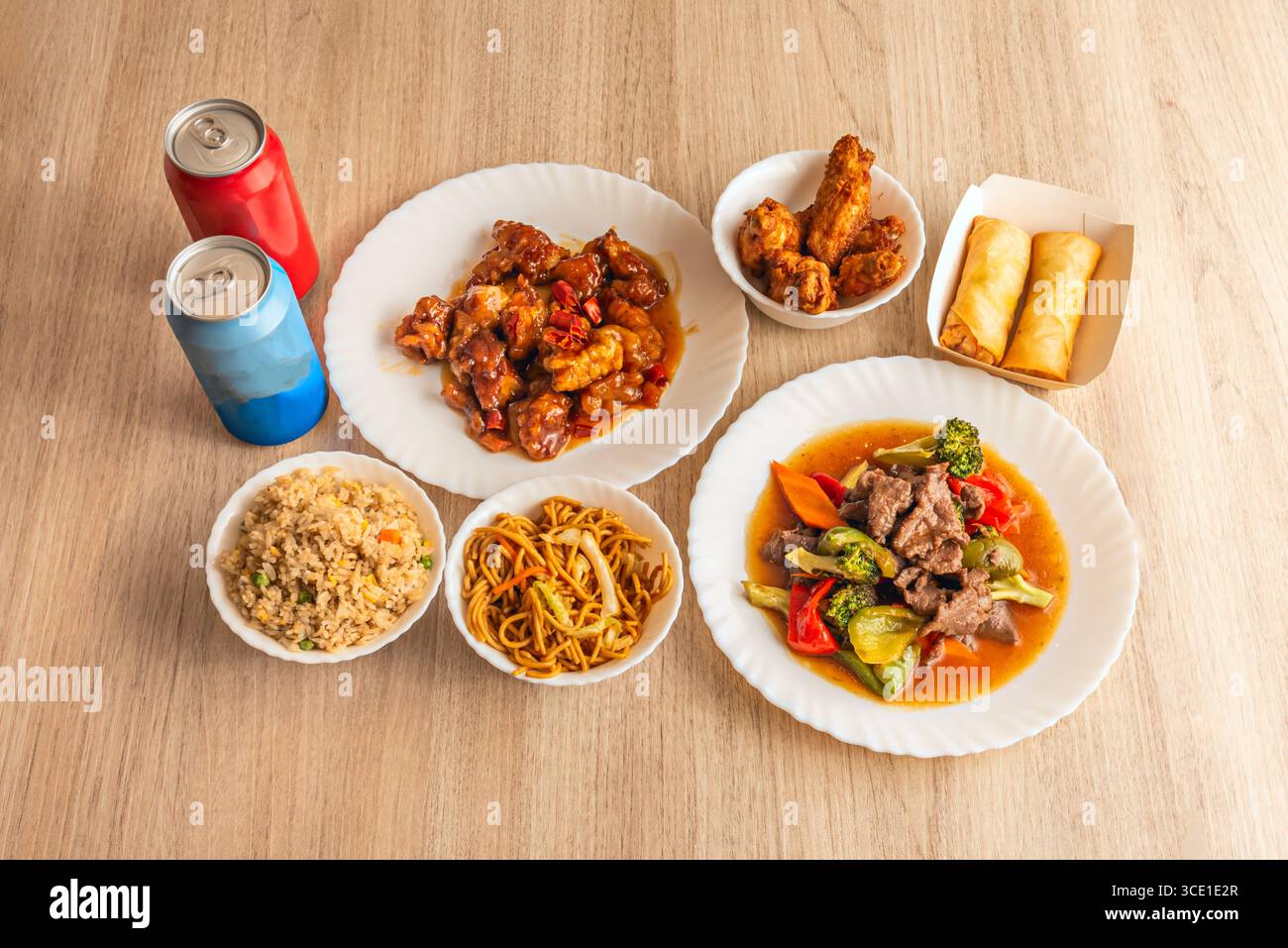 General TSO's Chicken: Eine authentische Interpretation des amerikanisch-chinesischen Klassikers mit würziger Sauce, gedämpftem Brokkoli und frischem rotem Chili Stockfoto