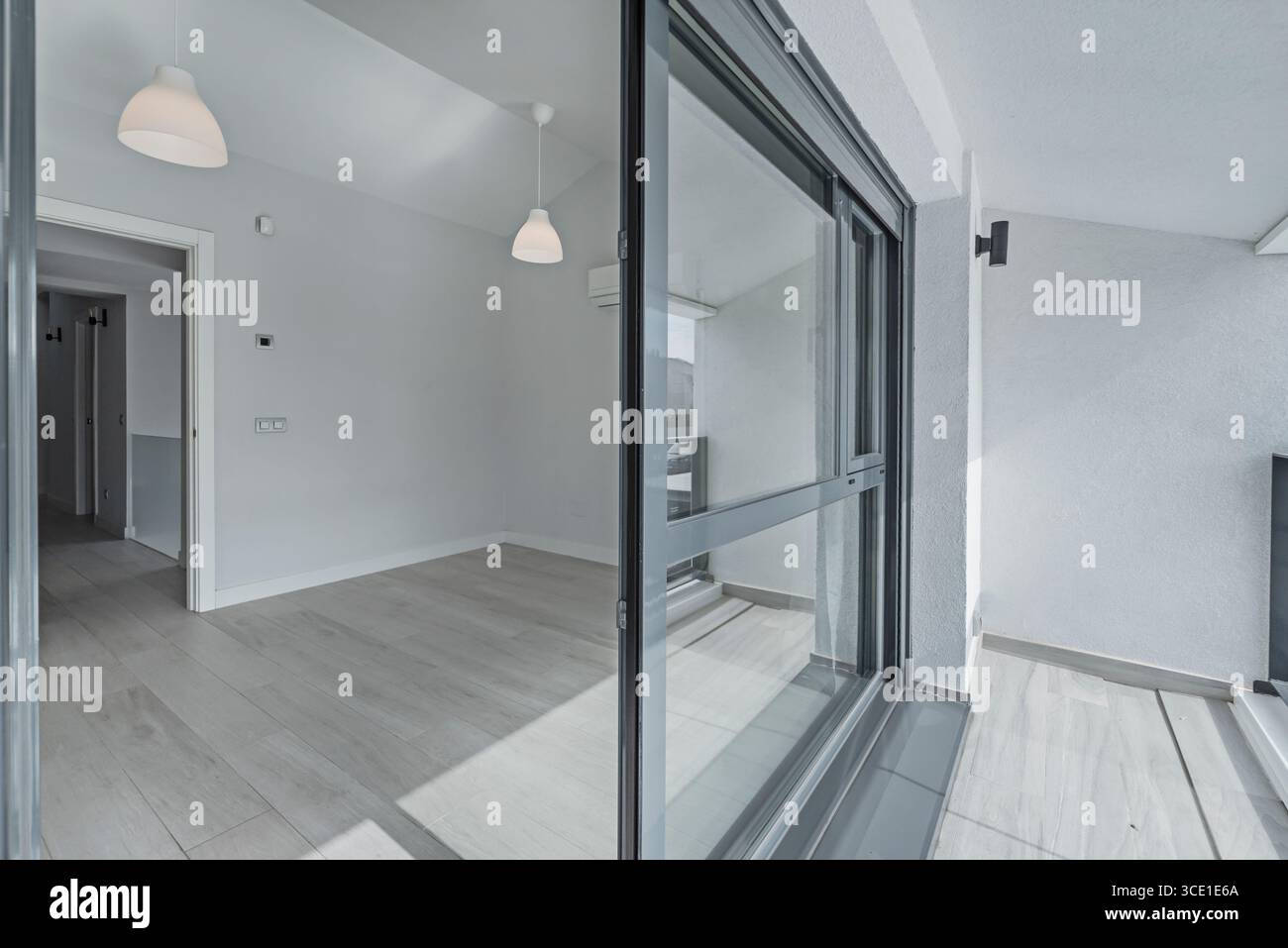 Abgehängte Terrasse mit unsichtbarem Glasgeländer und grauem Aluminiumrahmen Stockfoto