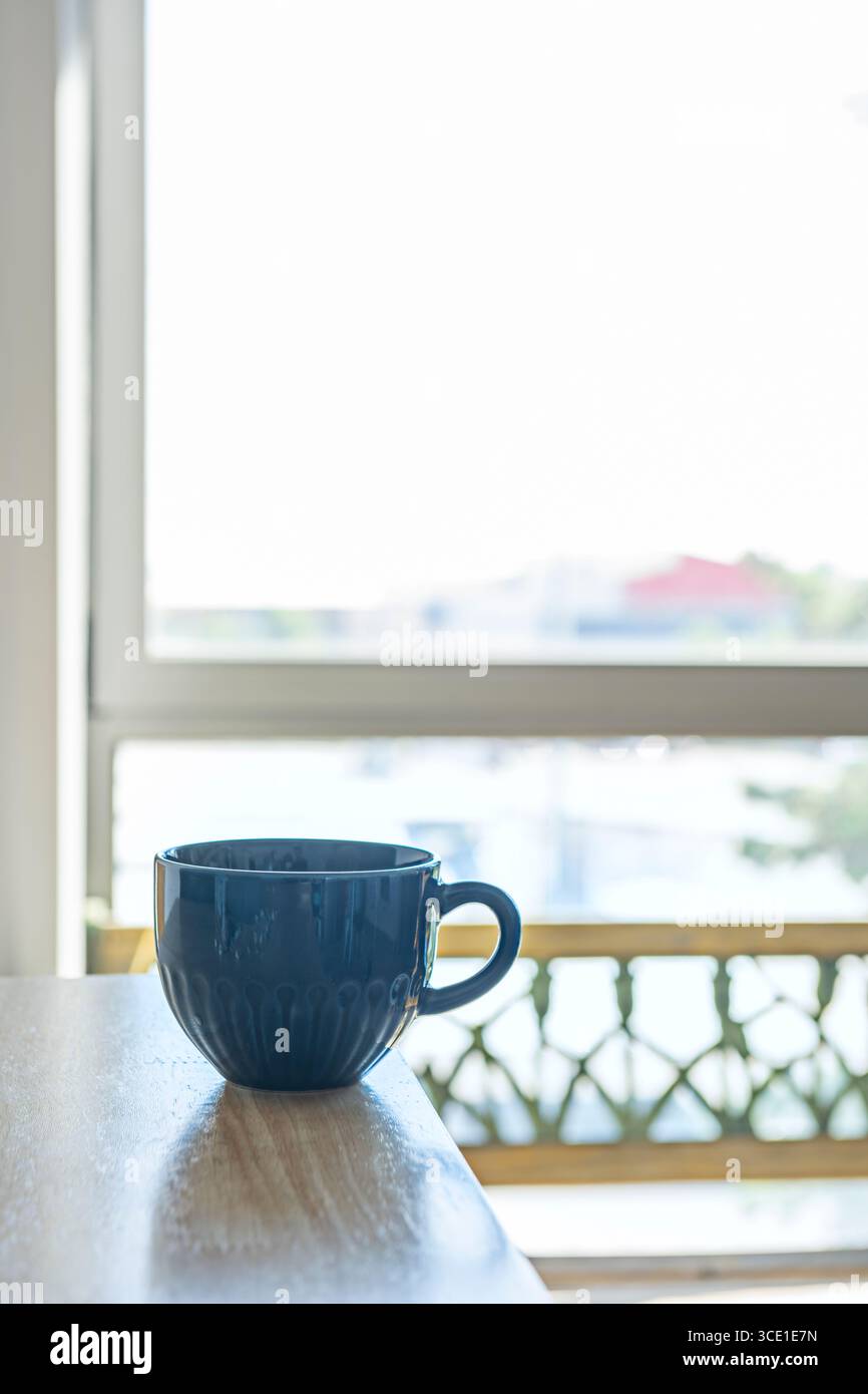 Doppelter Espresso mit Haselnussfarbe, der kurz nach dem Gießen in eine vorgewärmte Tasse aufgenommen wird Stockfoto