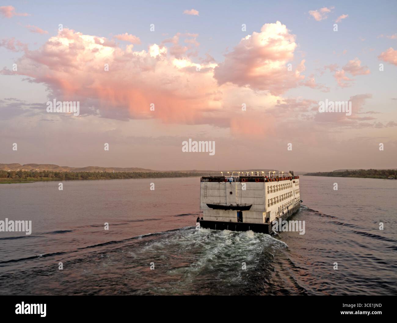 Bootstour auf dem Nil bei Sonnenuntergang Stockfoto