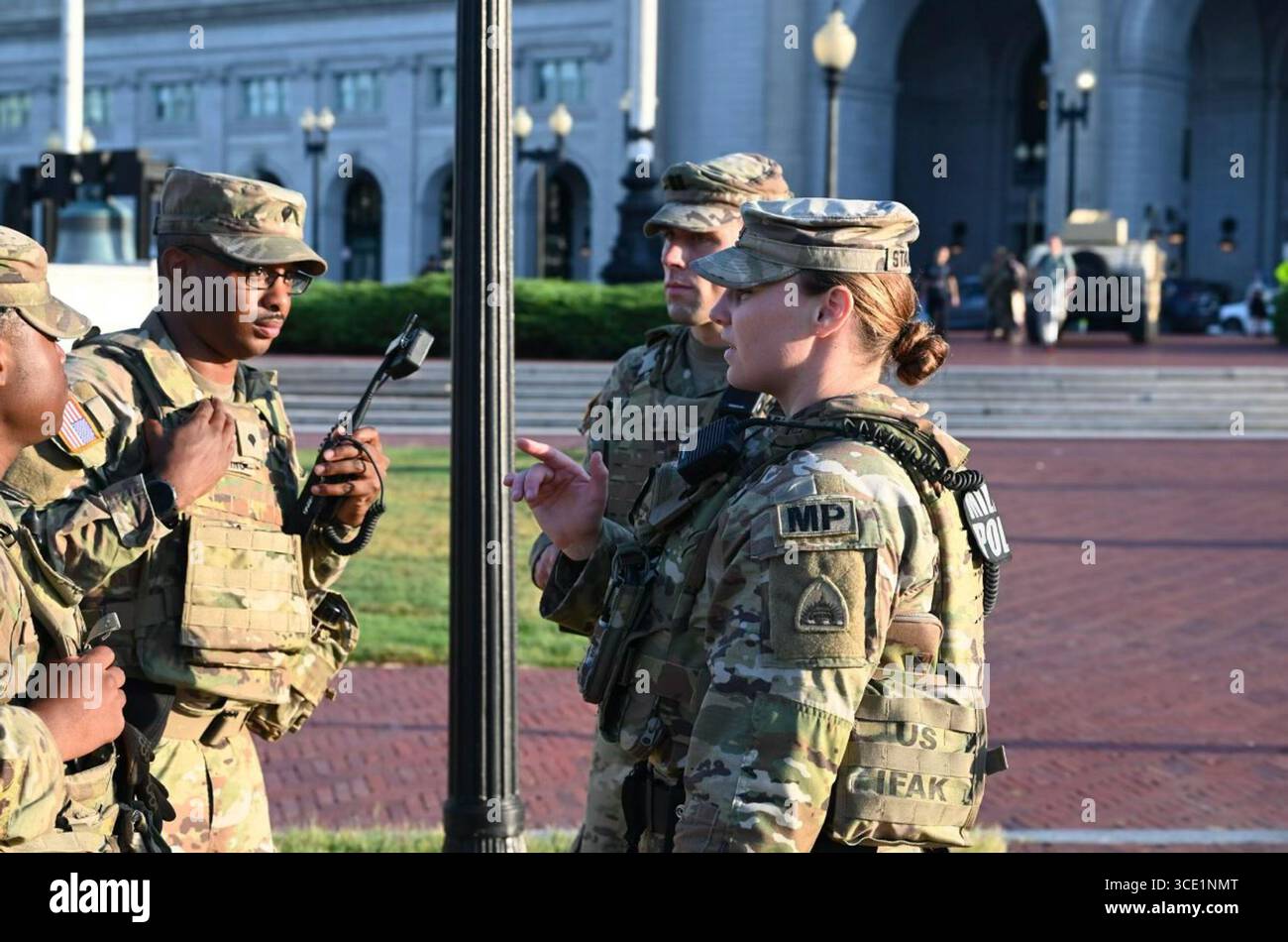 Die Militärpolizei der District of Columbia National Guard berät sich am 14. August 2025 vor der Union Station in Washington, DC. Bild mit freundlicher Genehmigung der US Army. Stockfoto