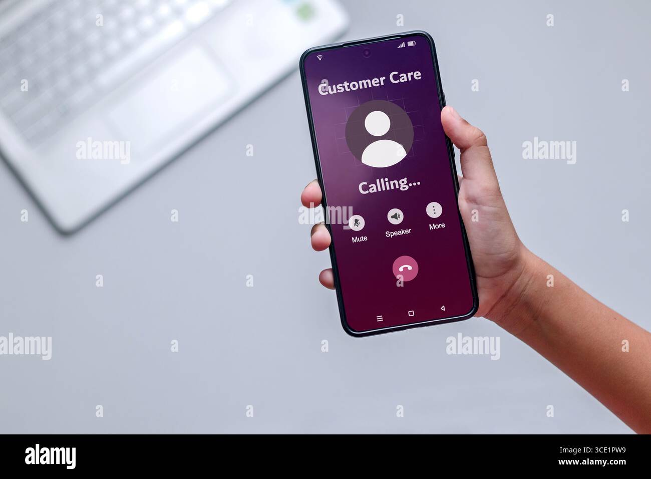 Kundendienst anrufen. Halten Sie das Smartphone in der Hand, um sich an den Kundendienst zu wenden. Stockfoto