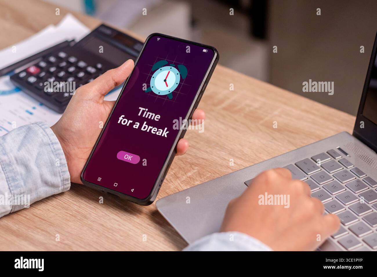 Machen Sie eine Pause von Ihrer Aktivität oder Ihrem Telefonkonzept. Person, die ein Smartphone hält und Zeit für eine Benachrichtigung über eine Pause hat. Stockfoto