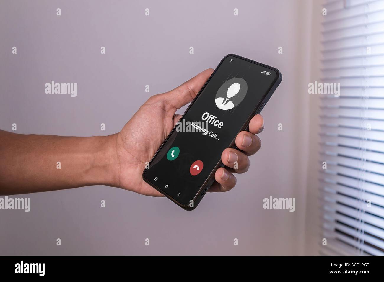 Die Hand eines Mannes, der das Smartphone hält und nachts außerhalb der Geschäftszeiten einen Anruf aus dem Büro eingeht. Recht auf Trennung. Stockfoto