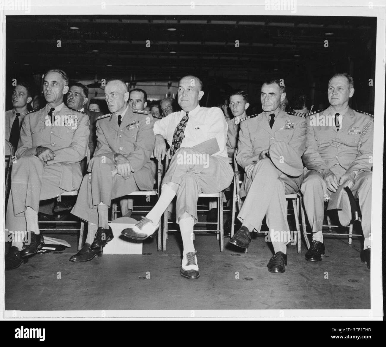 NH 96303 Verteidigungsminister Louis A. Johnson (Mitte). Stockfoto