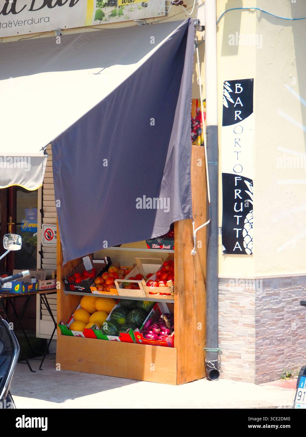 Taormina Street Obstladen mit frischem Gemüse und Sommerprodukten in Sizilien Italien Stockfoto